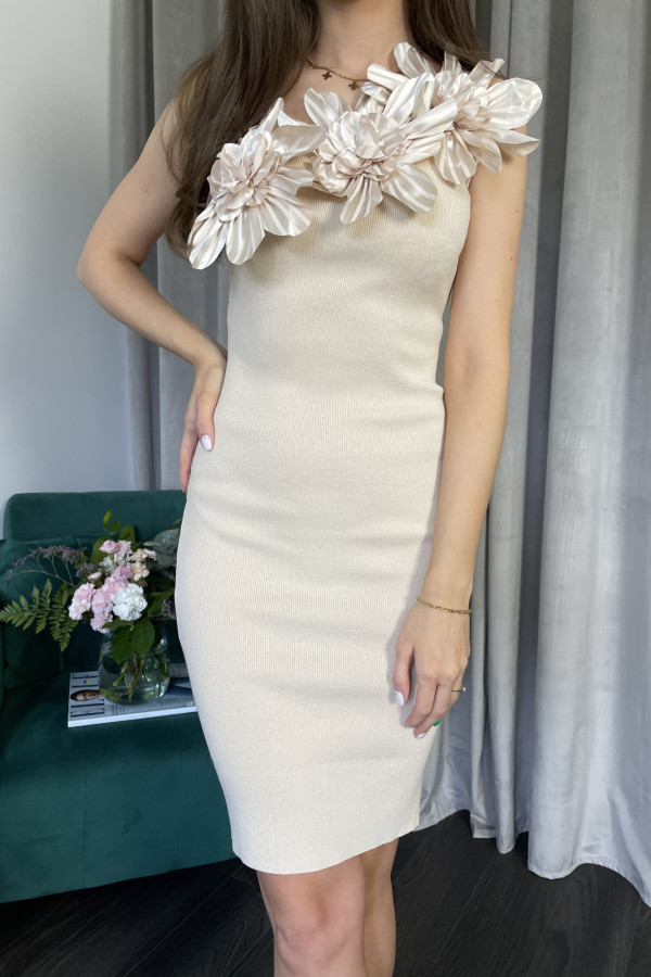 Sukienka dopasowana z kwiatami 3D beżowa BRENDA 3