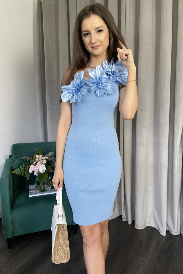 Sukienka dopasowana z kwiatami 3D niebieska BRENDA 1