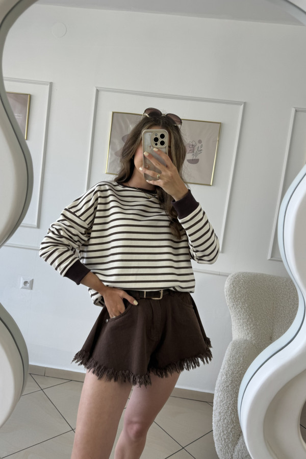 Bluza o kroju oversize paski na beżowym tle FERRA 4