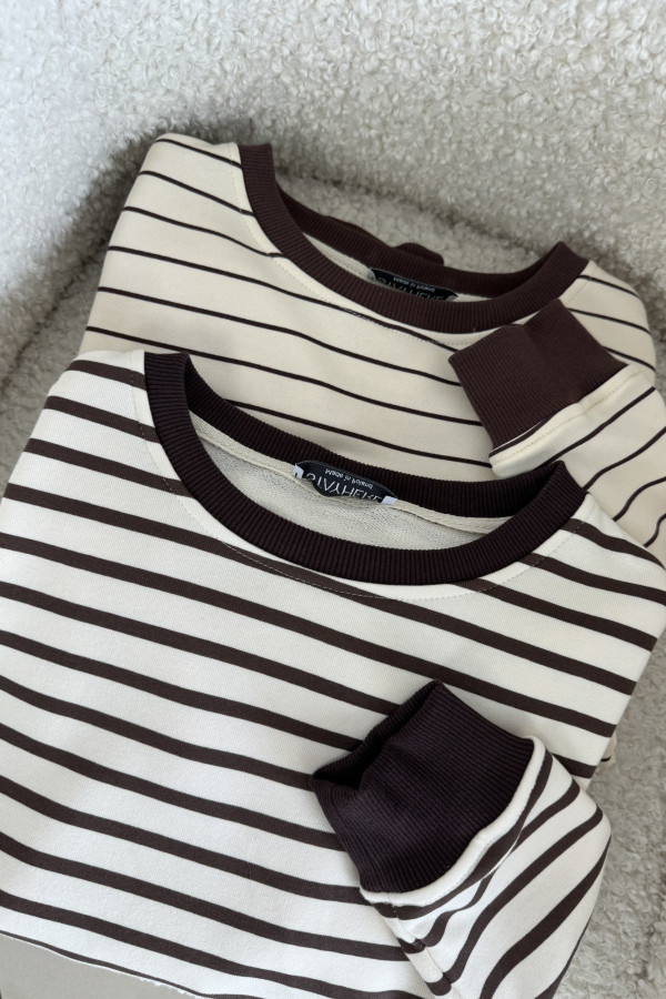 Bluza o kroju oversize paski na beżowym tle FERRA 5