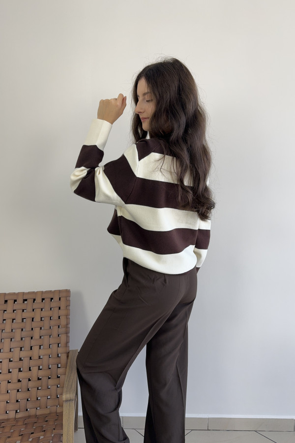 Sweter w czekoladowo-śmietankowe paski z kieszonką COZY 2