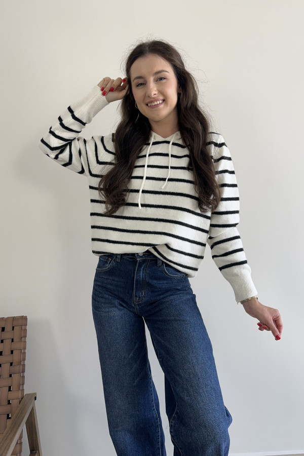 Sweter w paski z kapturem śmietankowy CASUAL