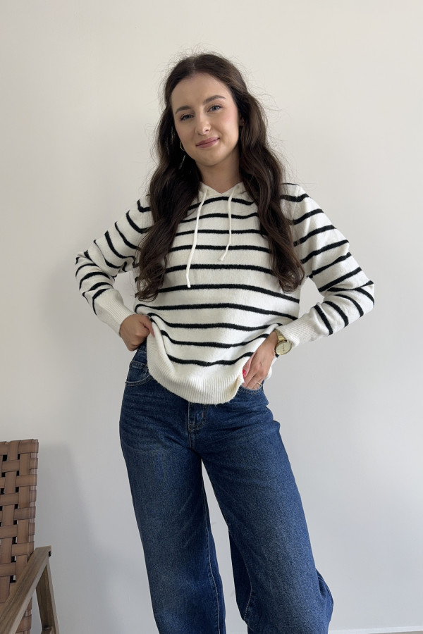 Sweter w paski z kapturem śmietankowy CASUAL 3