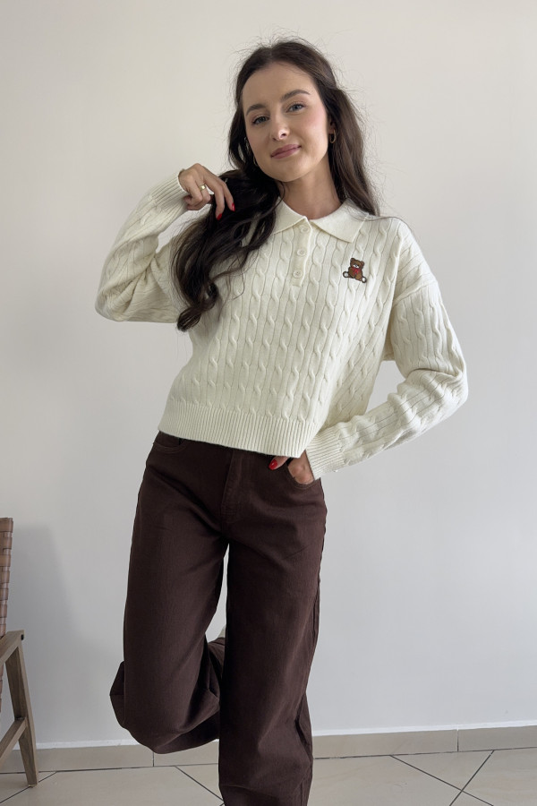 Sweter o krótszym kroju z naszywką śmietankowy TED 1