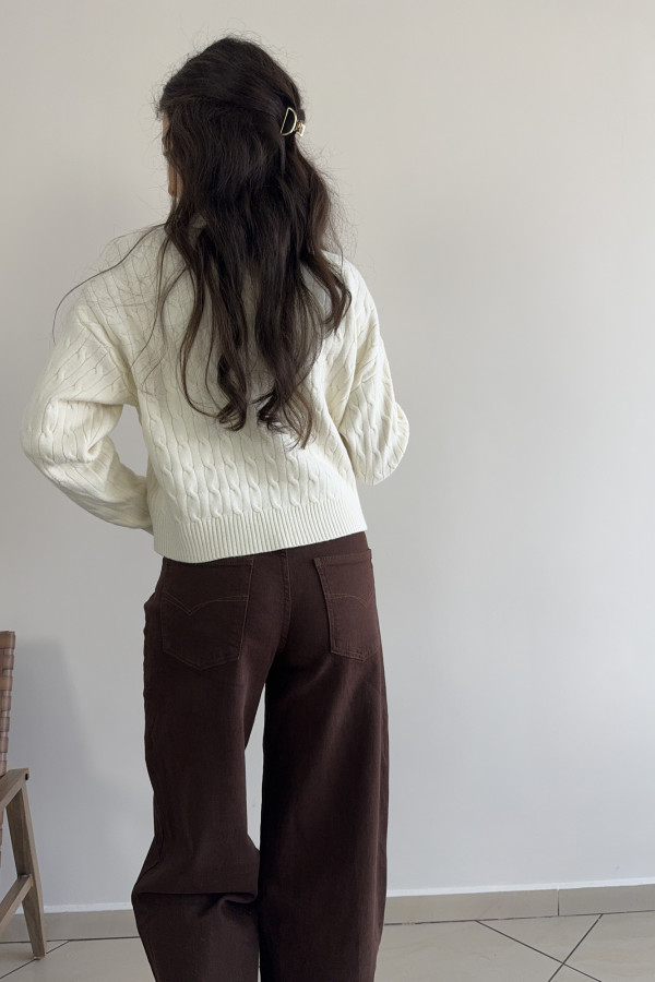 Sweter o krótszym kroju z naszywką śmietankowy TED 2