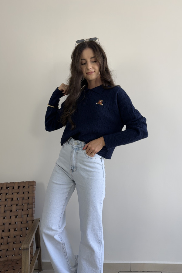 Sweter o krótszym kroju z naszywką granatowy TED 1