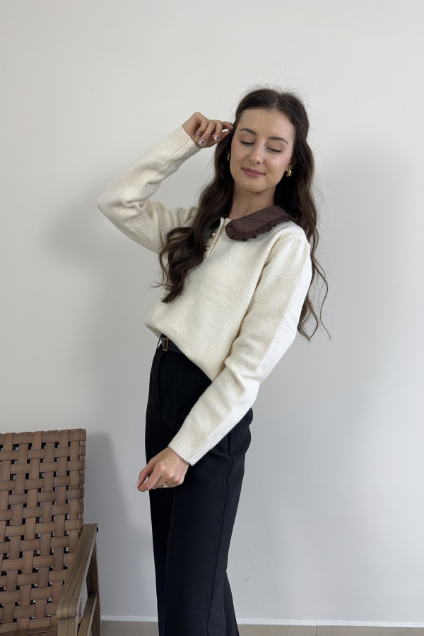 Sweter z kontrastującym kołnierzykiem i złotymi guzikami COLLAR 1