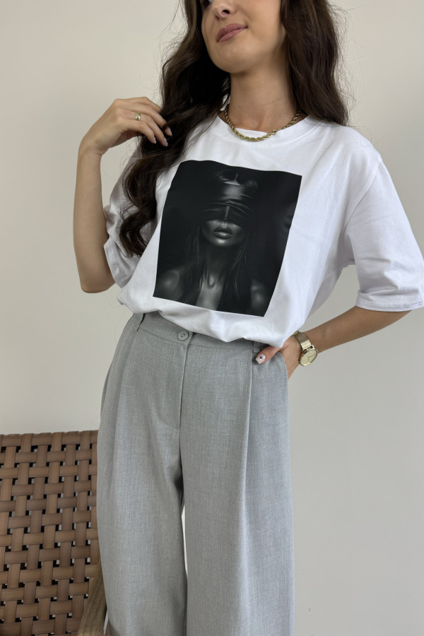 T-shirt z naklejką biały WOMAN 1