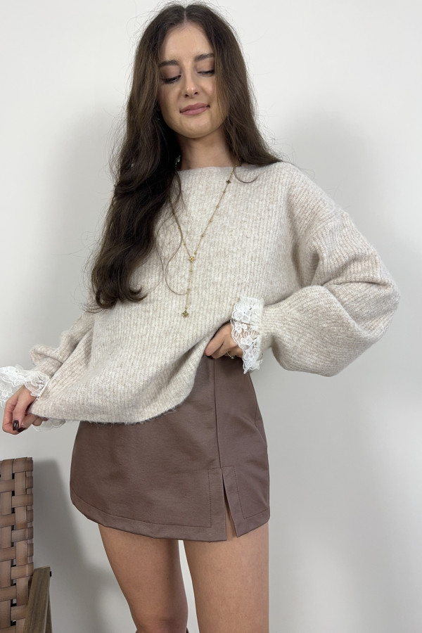 Sweter beżowy z koronką przy rękawach LIVIA 2