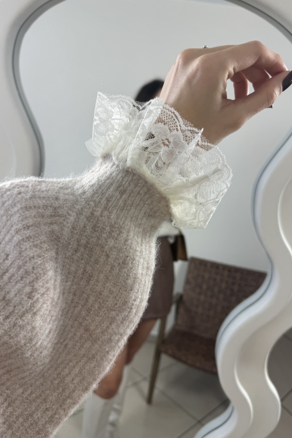 Sweter beżowy z koronką przy rękawach LIVIA 4