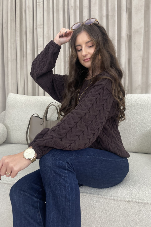 Sweter o warkoczykowym splocie czekoladowy JERRY