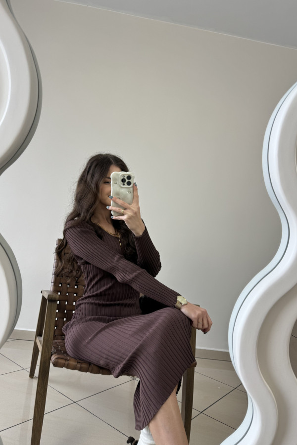 Sukienka prążkowana midi czekoladowa MILENA 3